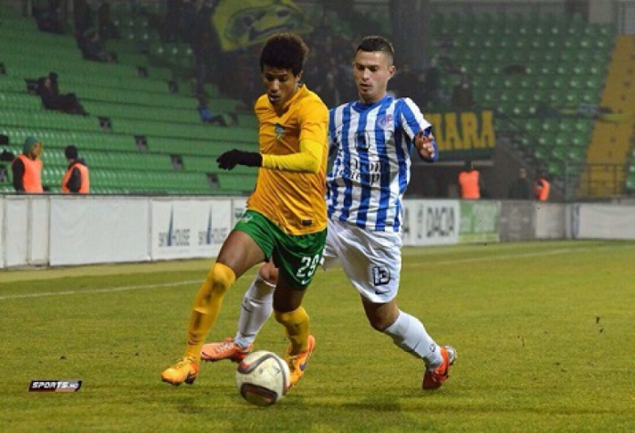 Alex Bruno, do FC Zimbru, da Moldávia, carrega a bola (Foto: Divulgação)