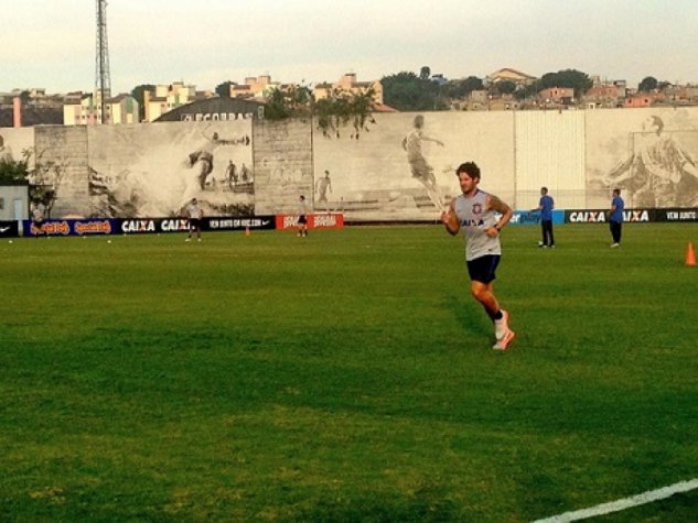 Reunião, fotos, sorridos, suor e apoio: Pato volta a treinar no Corinthians