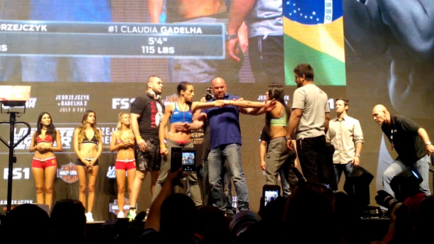 Clima esquenta entre Gadelha e Jedrzejczyk em encarada antes de luta pelo cinturão