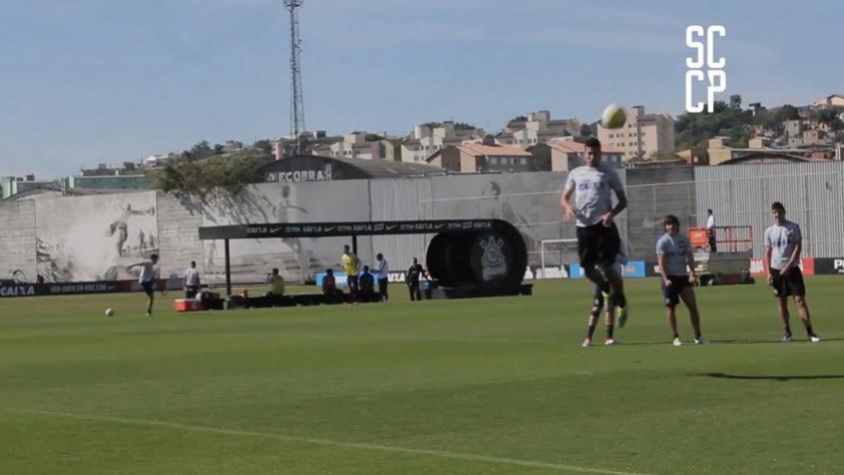 Corinthians treina finalizações de cabeça