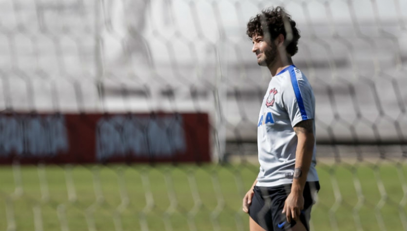 Quack! Fora do clássico de domingo, Pato se destaca e faz gol em treino