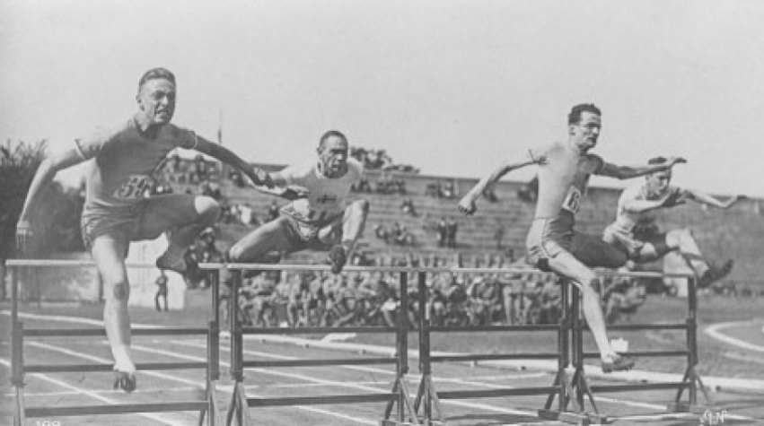 Atletas competem na prova dos 110m com barreiras em Paris (Foto: Acervo COI)