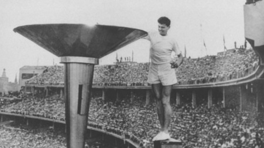 O australiano Ronald Clarke acendeu a pira dos Jogos de Melbourne em 1956 (Foto: Acervo COI)