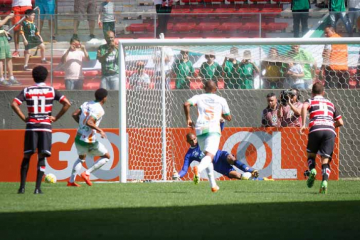 Tiago Cardozo - goleiro Santa Cruz defende pênalti