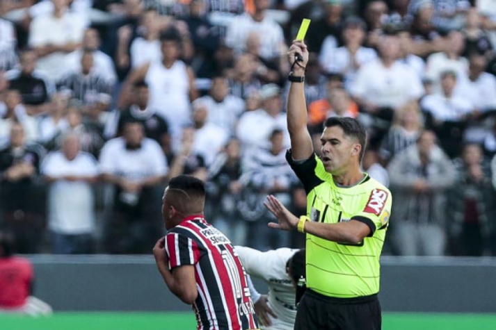 Árbitro do Majestoso relata em súmula objetos atirados no gramado 