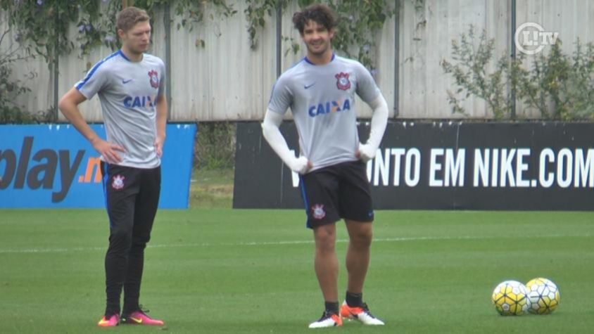 VÍDEO: Paredão! Pato e Marlone param nas mãos dos goleiros em treino do Corinthians
