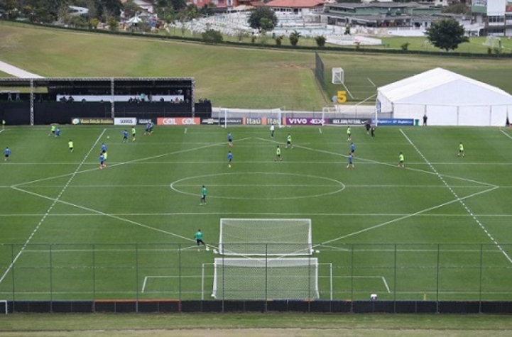Seleção treinou neste sábado sobre linhas da bandeira do Brasil (Foto: Divulgação/CBF)