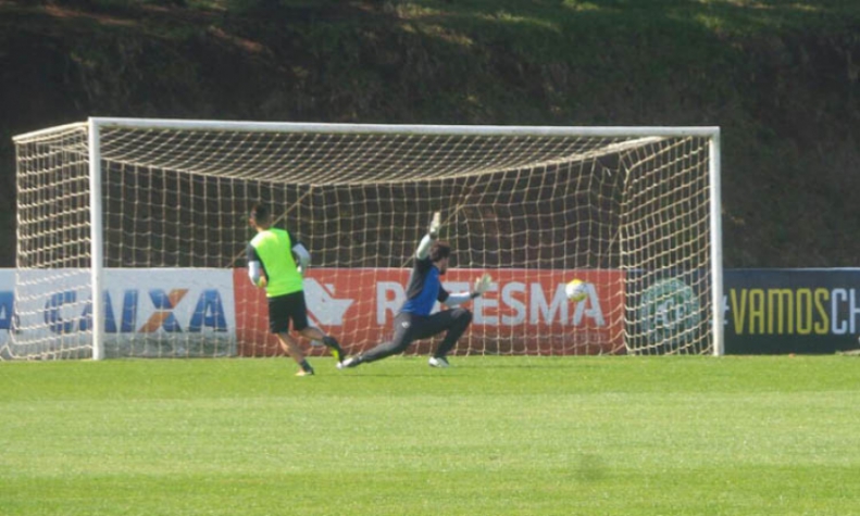 Neilton: bom aproveitamento em treino de finalização!