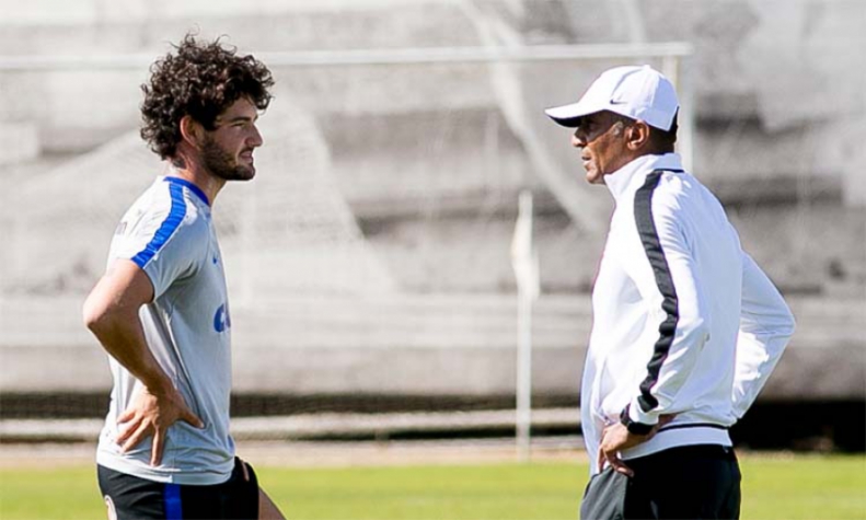 Cristóvão diz entender saída de Pato, mas volta a cobrar reforço no ataque 
