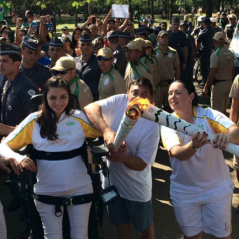 Tetraplégica, Lais Souza conduz tocha de pé e emociona público em SP