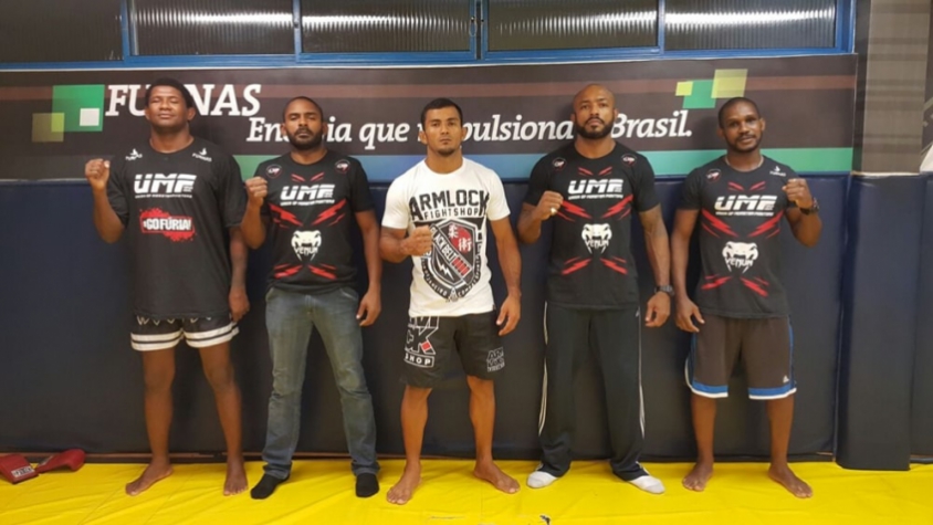 Paulo Índio posa com sua equipe Union Of Monster Fighters (UMF)