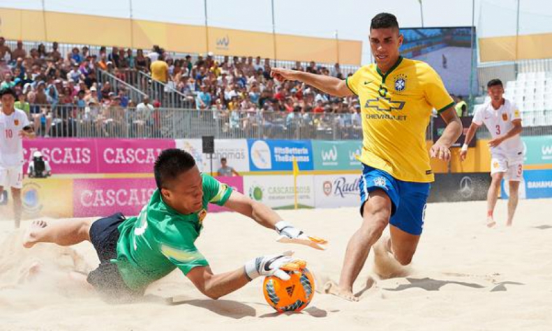 Lucão, artilheiro do jogo com seis gols, disputa a bola com o goleiro chinês (Foto: Lea Well / Divulgação / BSWW)