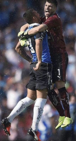 Tiago Volpi comemora vitória por clube mexicano (Foto: Divulgação)