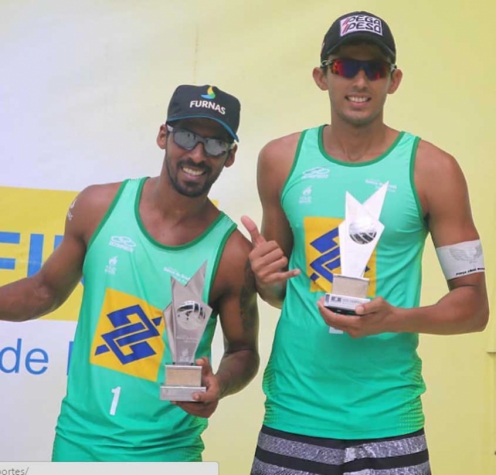 A dupla de volei de praia Bernardo e Gilmario, da Equipe Furnas