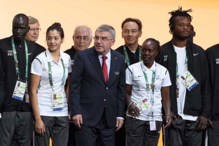 Thomas Bach presidente do COI apresentando a equipe de refugiados