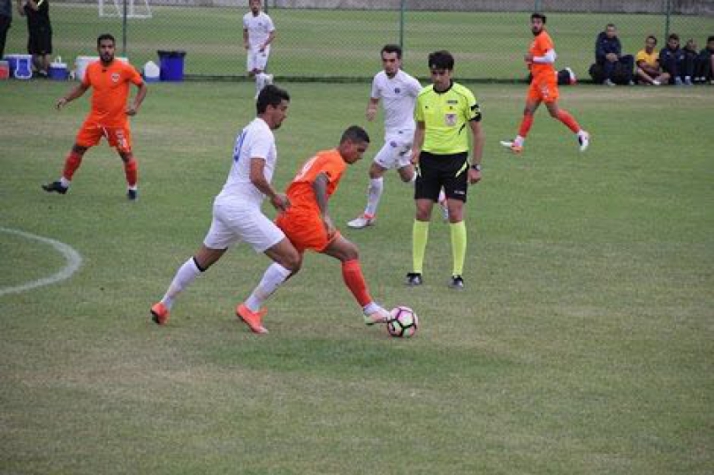 Roni protege a bola durante jogo amistoso do Adanaspor (Foto: Divulgação)
