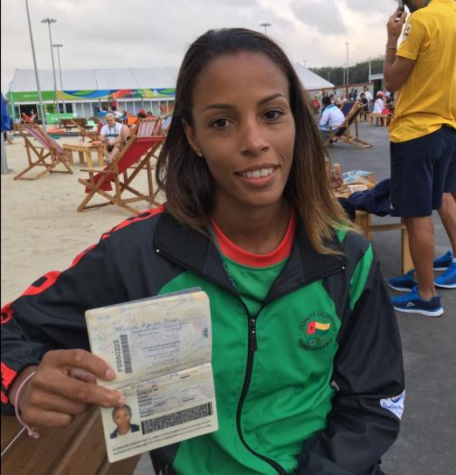 Taciana Lima mostra passaporte brasileiro (Foto: Divulgação / Record)