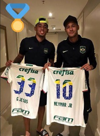 Gabriel Jesus deu uma camisa do Palmeiras para Neymar (Foto: reprodução)