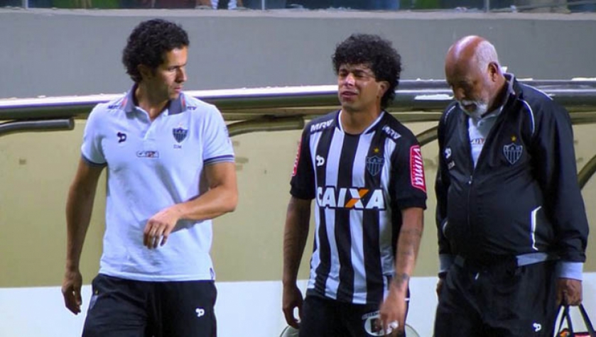 Atlético-MG 3x1 Chapecoense - Luan (Atlético-MG) saindo de campo machucado