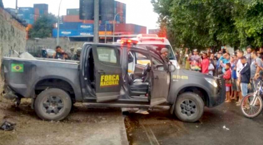Agentes da Força Nacional são baleados ao entrar por engano na Vila do João, na Maré Leia mais: http://extra.globo.com/casos-de-policia/agentes-da-forca-nacional-sao-baleados-ao-entrar-por-engano-na-vila-do-joao-na-mare-19895599.html#ixzz4GyV8a7wH