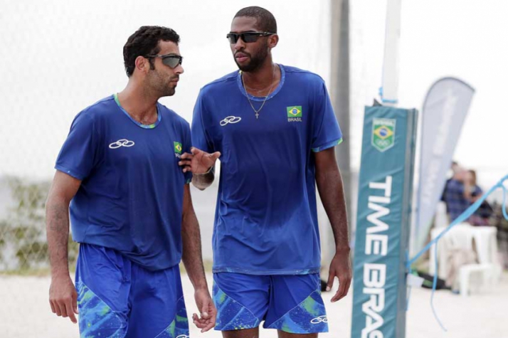 A dupla olímpica do vôlei de quadra Evandro e Pedro Solberg
