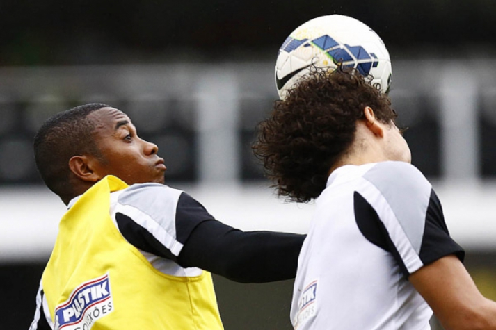 Victor Ferraz marcando Robinho