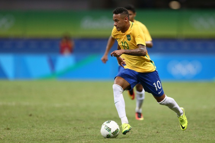 Neymar, em ação contra a Dinamarca