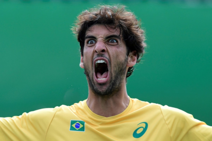 Bellucci celebra a vitória sobre o belga David Goffin. Raça do tenista brasileiro