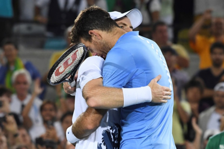 Argentino Del Potro parabeniza o britânico Andy Murray pelo bicampeonato olímpico