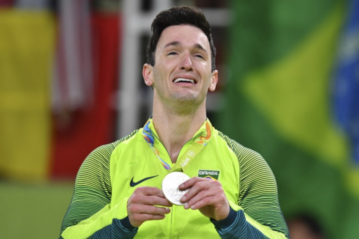 Diego Hypolito chora com a medalha de prata: conquista engasgada há oito anos