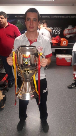Eduardo Barros com o troféu de vice-campeão do Campeonato Paulista de 2016 (Foto: Reprodução / Facebook)
