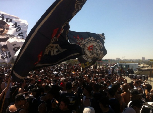 Gaviões da Fiel protestou do lado de fora da Arena (Foto: reprodução/Twitter)