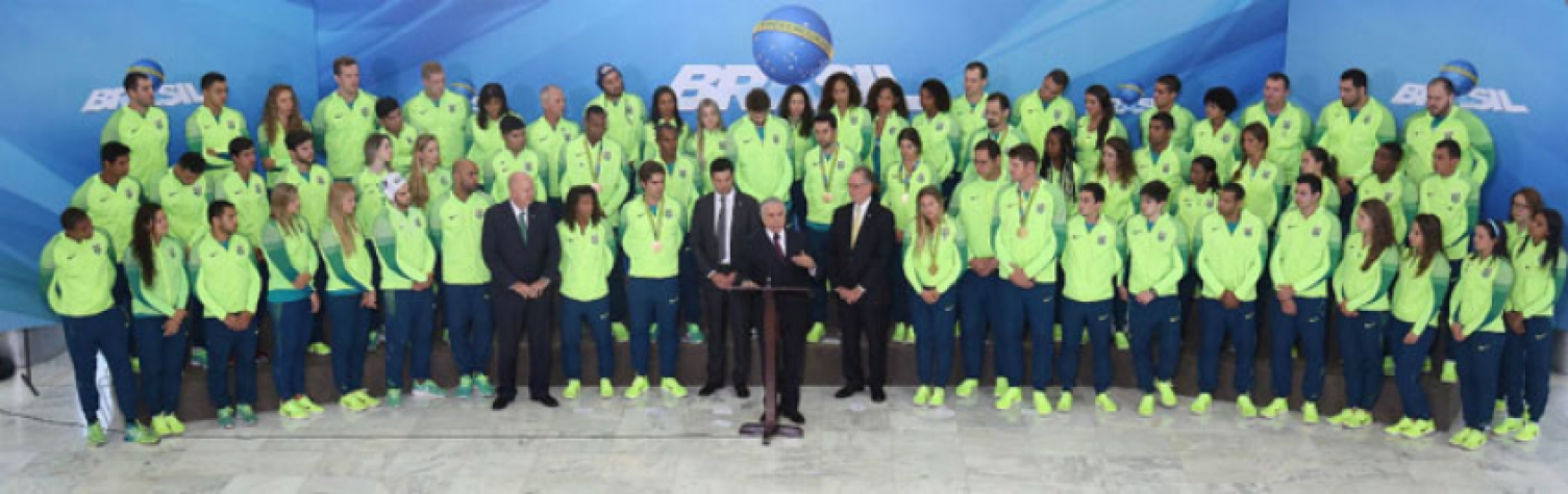 O presidente em exercício Michel Temer, com os atletas dos Jogos Olímpicos Rio 2016