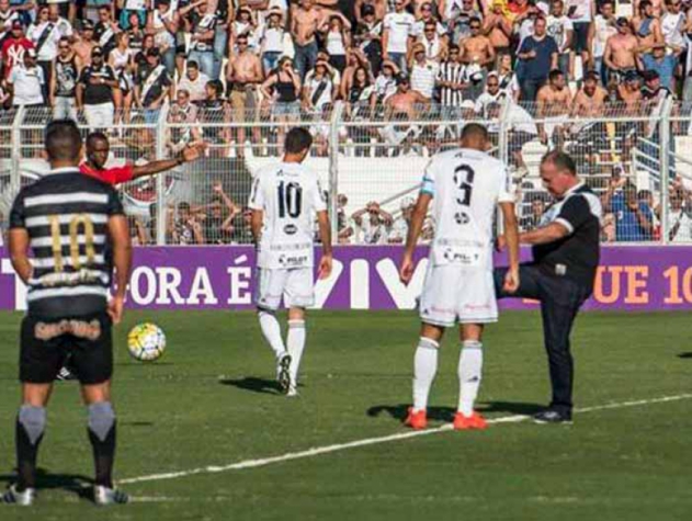 Ponte Preta x Corinthians - Dicá (ídolo da Ponte Preta) dá pontapé inicial