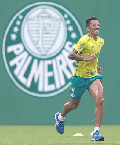 Recuperado de lesão, Barrios treinou com o restante do grupo no gramado