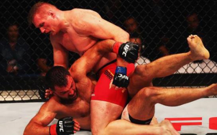 Josh Barnett finalizou Andrei Arlovski no R3