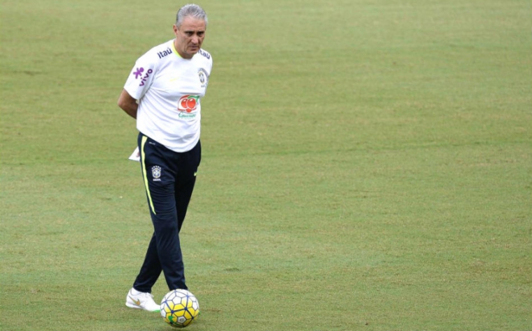 Tite durante treino da Seleção Brasileira em Manaus (Foto: Pedro Martins / MoWA Press)