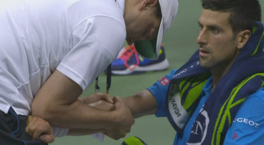 Novak Djokovic sente cotovelo