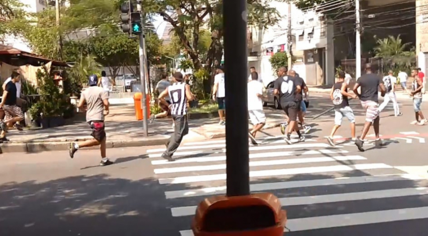 Torcedores de Botafogo e Fluminense entraram em confronto na Zona Sul (Foto: Reprodução/Esporte Interativo)