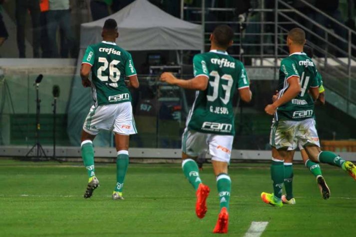 Dupla 'Vitamina' decide, Verdão vira sobre o São Paulo e mantém folga