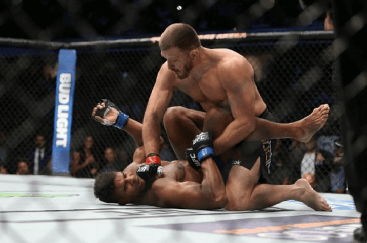 Stipe Miocic nocauteou Alistair Overeem no primeiro round