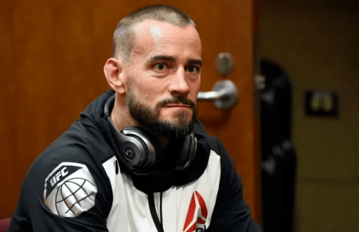 CM Punk foi finalizado no primeiro round em sua estreia no MMA