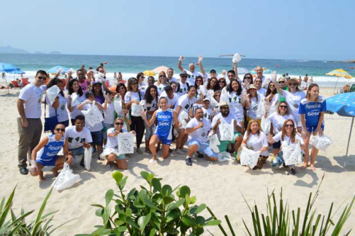 Atletas do Rexona-Sesc participam de mutirão de limpeza das praias