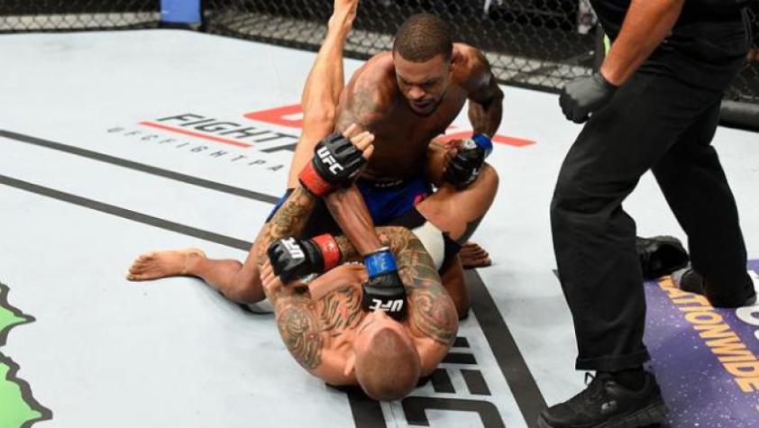 Michael Johnson nocauteou Dustin Poirier no R1