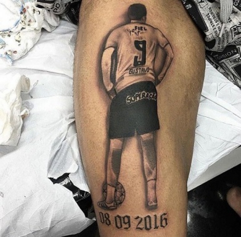 Quatro jogos, zero gol, uma tatuagem: Gustavo marca o Corinthians na pele
