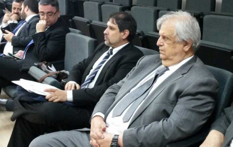 É o presidente do Santos, Modesto Roma Júnior, sendo julgado no STJD.