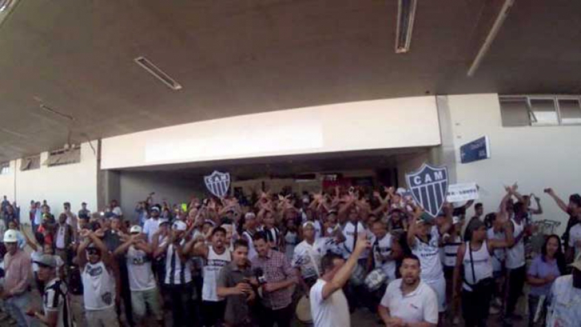 Após classificação, torcida recebe time no aeroporto: "Vamos, Galo, ganhar o Brasileiro"