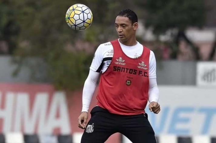 É o Ricardo Oliveira, do Santos.