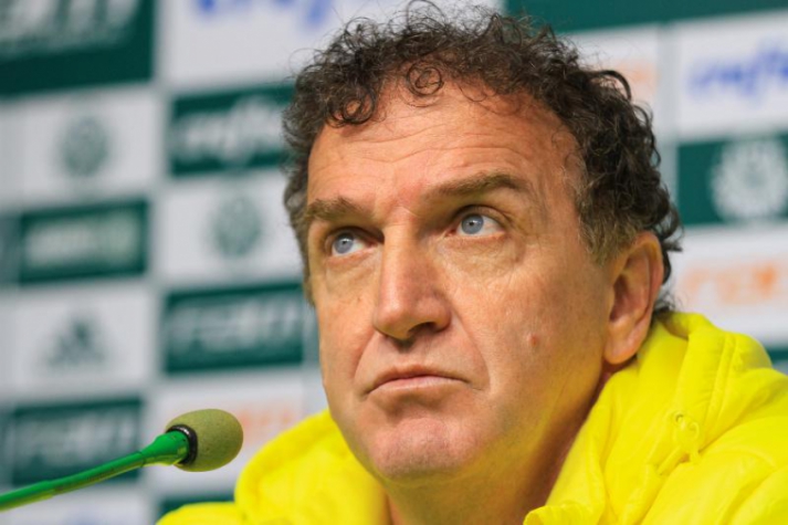 Cuca não dá dica sobre substituto de Moisés; Barrios começa a bater bola