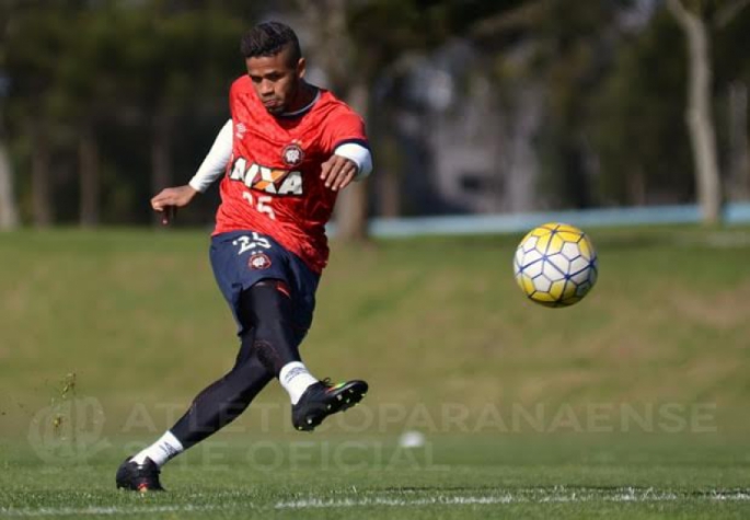 Lateral Léo prevê dez finais a partir de agora